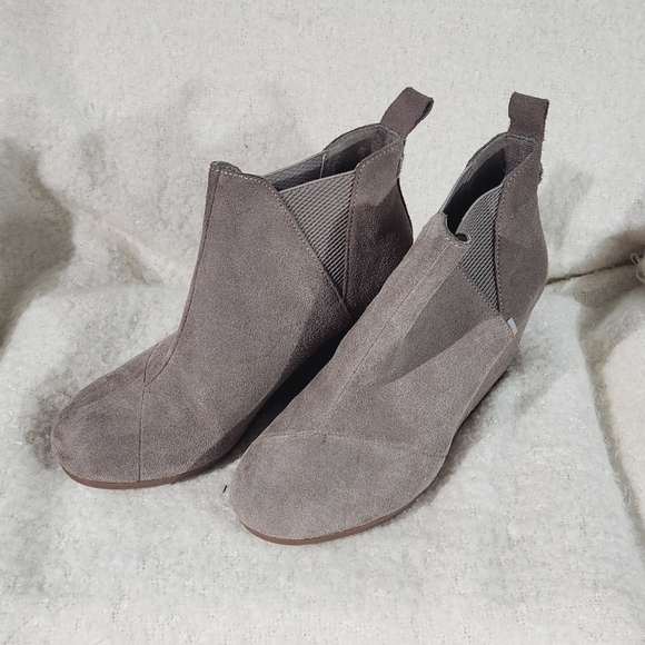 Tom’s Taupe Grey Suede Kelsey Booties Size 7W - Picture 1 of 9